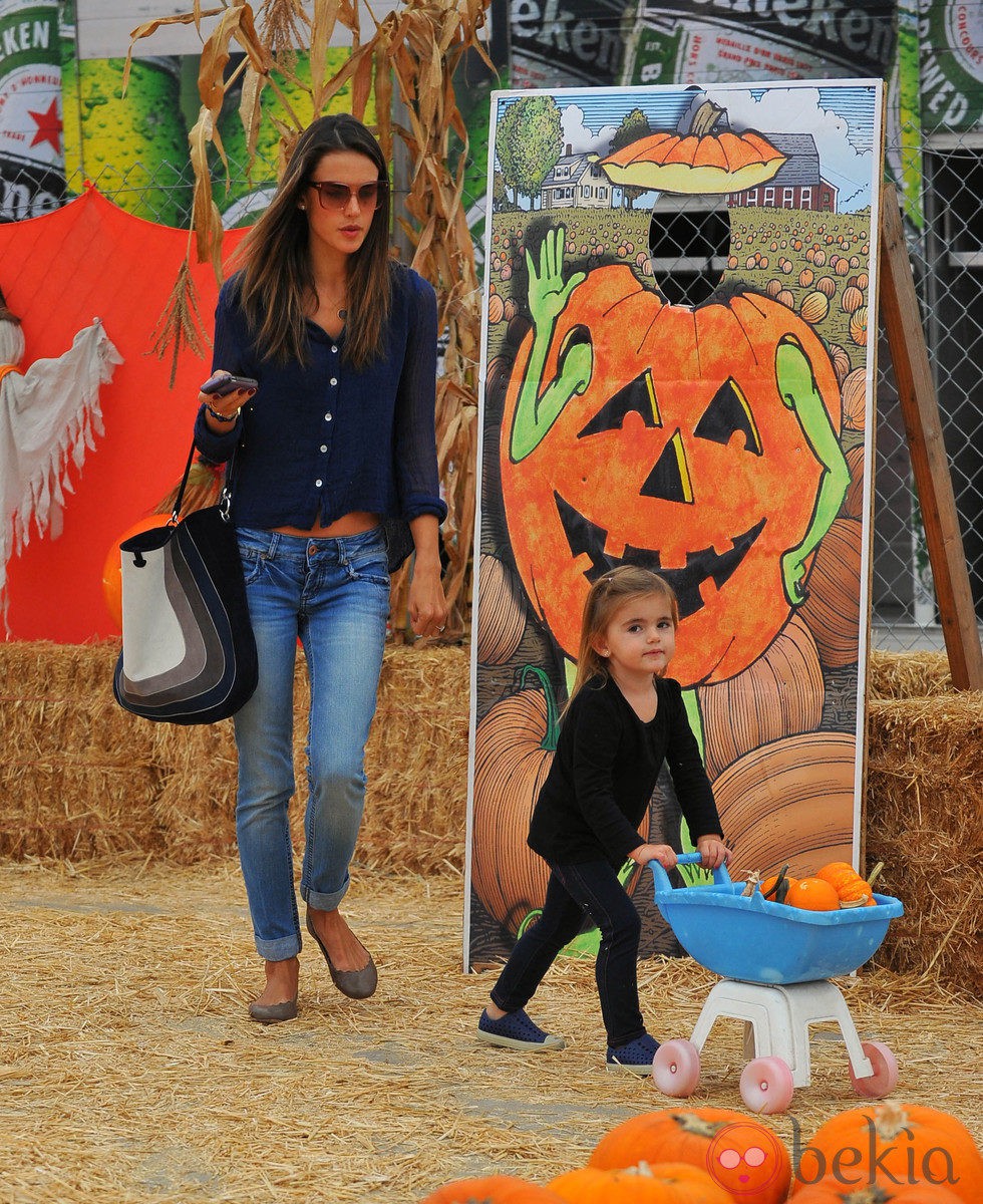 Alesandra Ambrosio junto a su hija en busca de calabazas