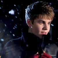 Primer plano de Justin Bieber en el videocliop de 'Mistletoe'