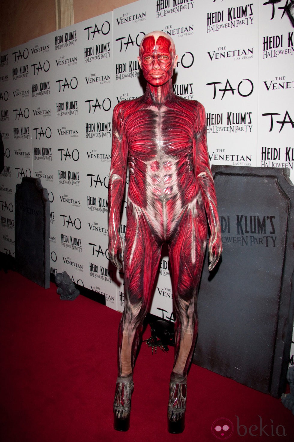 Heidi Klum se quita la piel en su disfraz de Halloween 2011