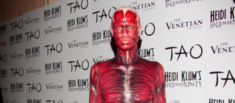 Heidi Klum se quita la piel en su disfraz de Halloween 2011