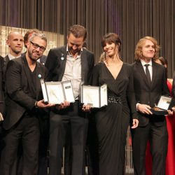 Maribel Verdú posa con el resto de premiados en la clausura de la Seminci 2011