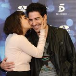 Alba García besa a Miguel Ángel Silvestre en la presentación de 'Verbo'