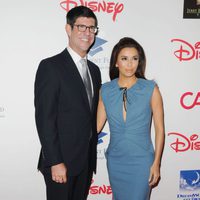 Eva Longoria y Rich Ross en una gala benéfica en Los Ángeles