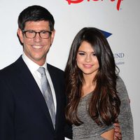 Rich Ross y Selena Gomez en una gala benéfica en Los Ángeles