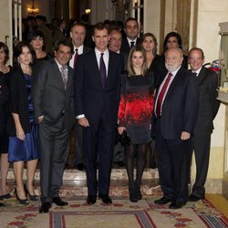 Los Príncipes Felipe y Letizia posan con los invitados a la entrega del Premio 'Francisco Cerecedo'