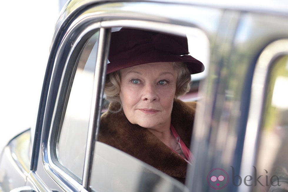 Judi Dench montada en un coche es una escena de 'My week with Marilyn'