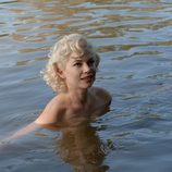 Michelle Williams bañándose desnuda en una escena de 'My week with Marilyn'