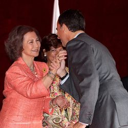 Don Felipe visita a la Reina Sofía en el Día de la Banderita