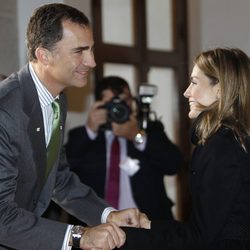 El Príncipe Felipe visita a Doña Letizia en el Día de la Banderita