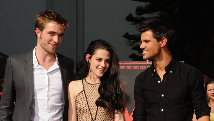 Robert Pattinson, Kristen Stewart y Taylor Lautner dejan su huella en el Teatro Chino de Los Ángeles