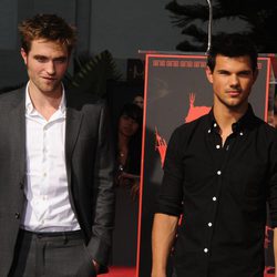 Robert Pattinson y Taylor Lautner en el Teatro Chino de Los Ángeles