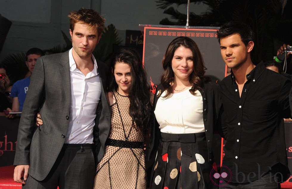 Robert Pattinson, Kristen Stewart, Stephenie Meyer y Taylor Lautner en el Teatro Chino de Los Ángeles