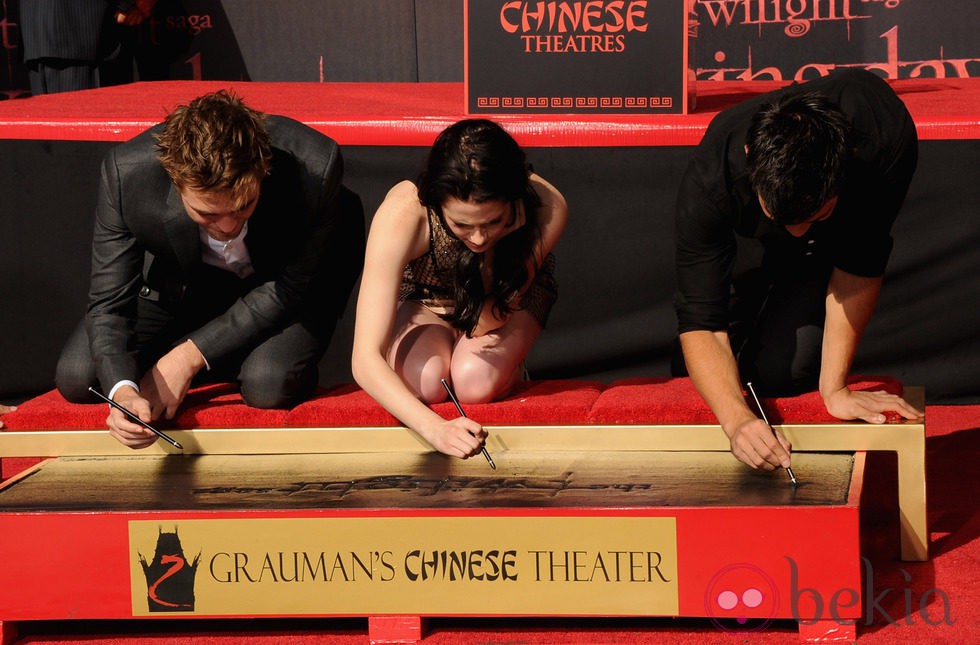 Robert Pattinson, Kristen Stewart y Taylor Lautner firman frente al Teatro Chino de Los Ángeles