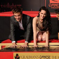 Robert Pattinson, Kristen Stewart y Taylor Lautner plasman sus huellas en el Teatro Chino de Los Ángeles