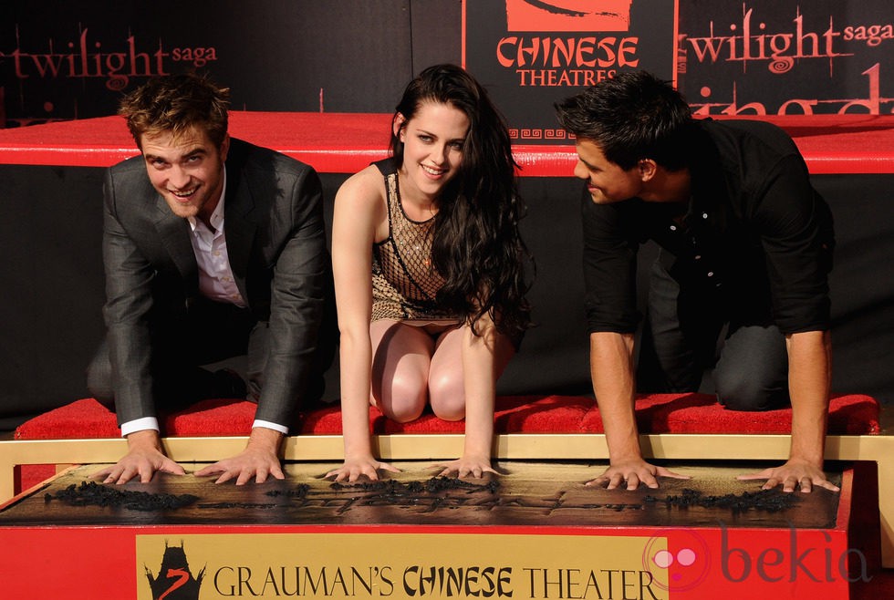 Robert Pattinson, Kristen Stewart y Taylor Lautner plasman sus huellas en el Teatro Chino de Los Ángeles