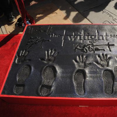 Robert Pattinson, Kristen Stewart y Taylor Lautner dejan sus huellas en el Teatro Chino de Los Ángeles