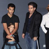 Nasser Saleh y Miguel Ángel Silvestre con muletas en el estreno de 'Verbo' en Madrid