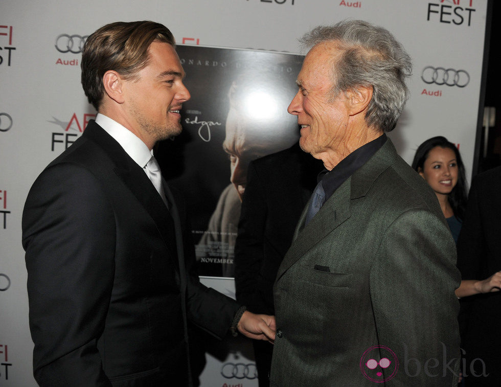 Leonardo Dicaprio saluda a Clint Eastwood en la premiere de 'J. Edgar' en Los Angeles