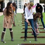 Carla García, candidata de España, juega al golf con la representante de Estados Unidos