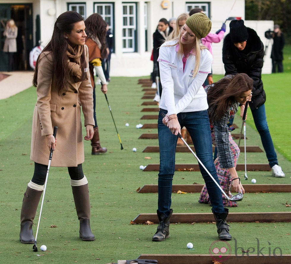 Carla García, candidata de España, juega al golf con la representante de Estados Unidos