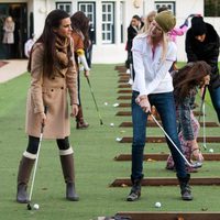 Carla García, candidata de España, juega al golf con la representante de Estados Unidos