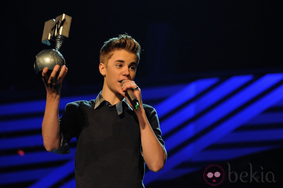 Justin Bieber recoge su galardón en los MTV Europe Music Awards 2011