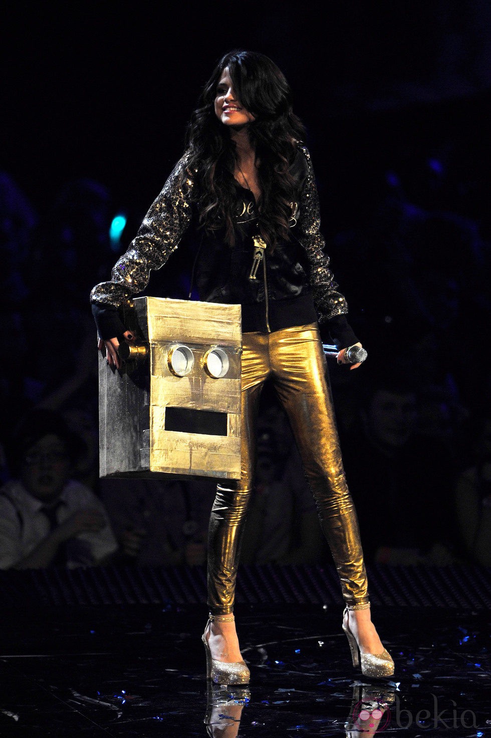 Selena Gomez de negro y dorado en los MTV Europe Music Awards 2011