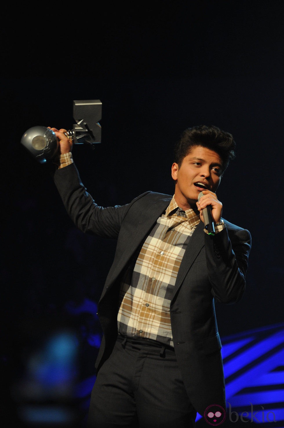 Bruno Mars recoge su galardón en los MTV Europe Music Awards 2011