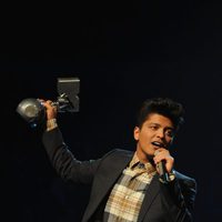 Bruno Mars recoge su galardón en los MTV Europe Music Awards 2011