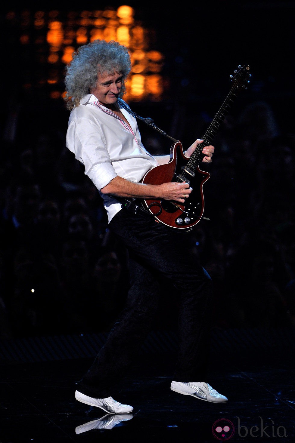 Brian May durante su actuación en los MTV Europe Music Awards 2011