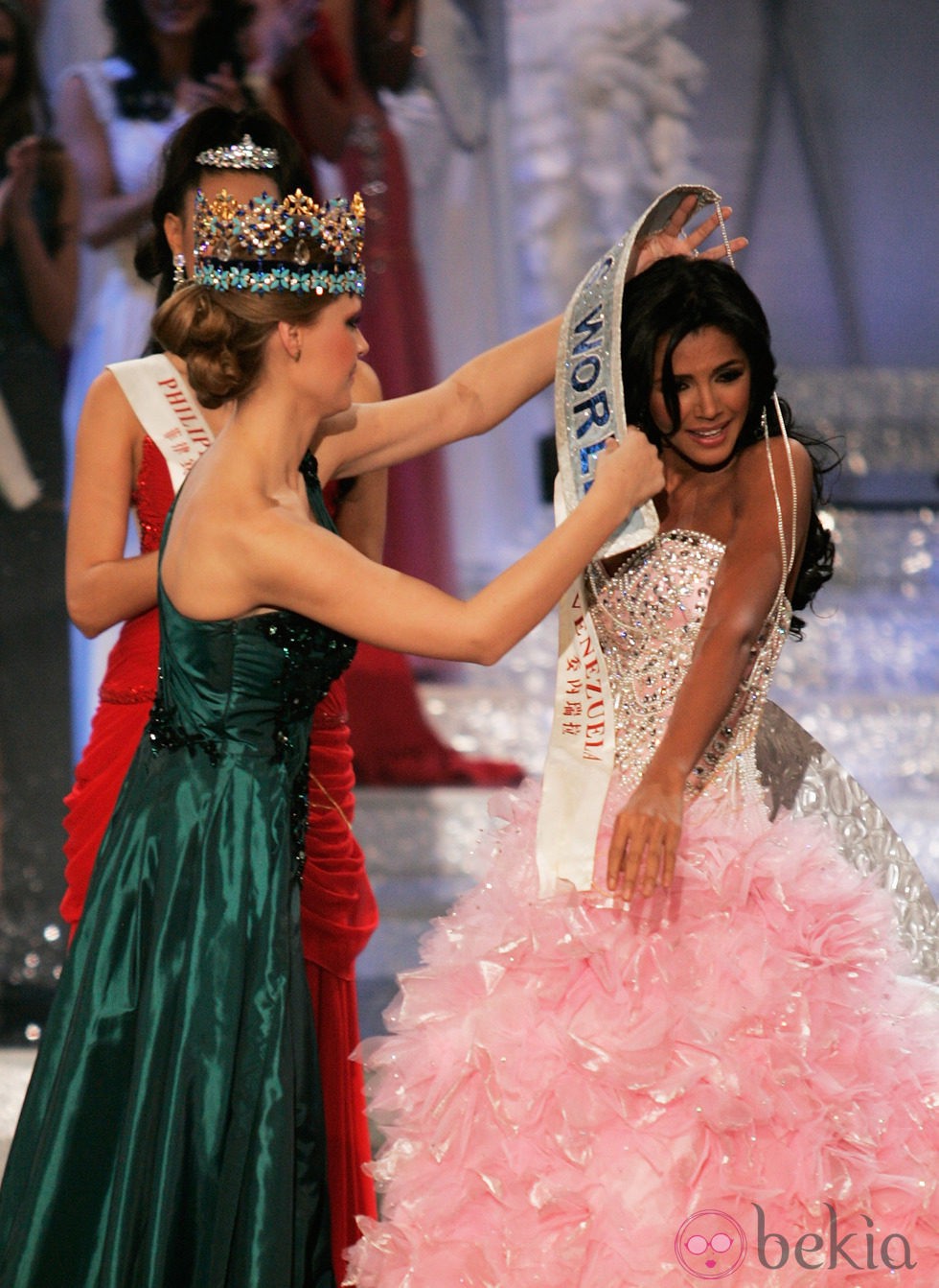 Alexandria Mills pone la banda de Miss Mundo 2011 a Ivian Sarcos