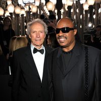 Clint Eastwood y Stevie Wonder en la gala homenaje a Clint Eastwood en Los Angeles