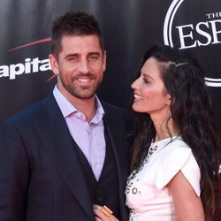 Olivia Munn mirando muy cariñosa a Aaron Rodgers en los ESPYS 2016