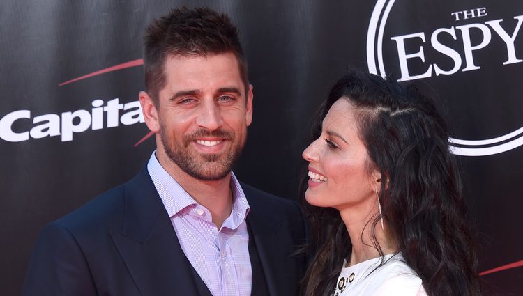 Olivia Munn mirando muy cariñosa a Aaron Rodgers en los ESPYS 2016