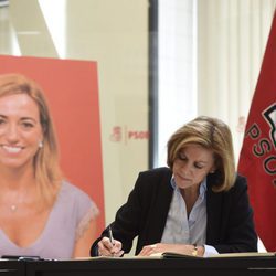 María Dolores de Copsedal firmando en el libro de condolencias en la capilla ardiente de Carme Chacón