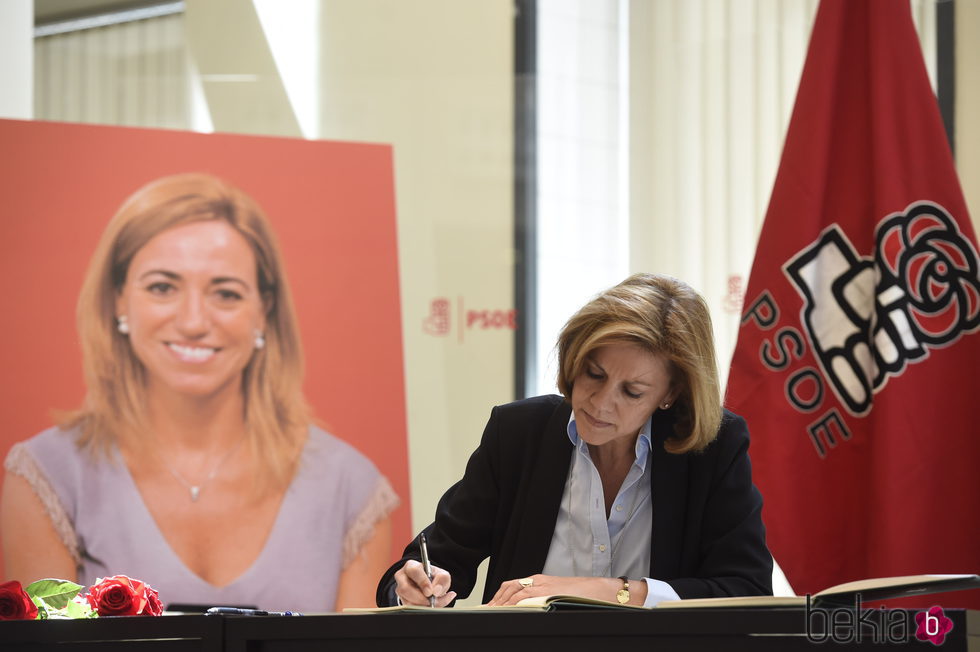 María Dolores de Copsedal firmando en el libro de condolencias en la capilla ardiente de Carme Chacón