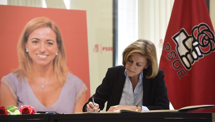 María Dolores de Copsedal firmando en el libro de condolencias en la capilla ardiente de Carme Chacón