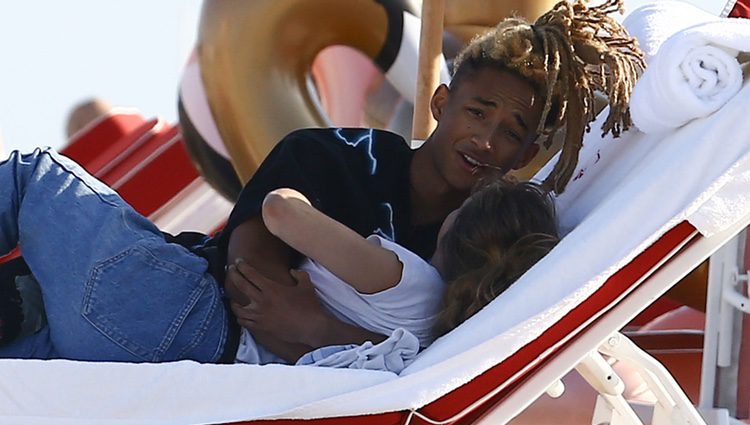 Jaden Smith y Sarah Snyder en una playa de Florida muy acaramelados