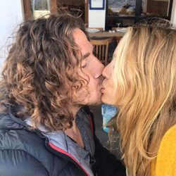 Carles Puyol y Vanesa Lorenzo besándose