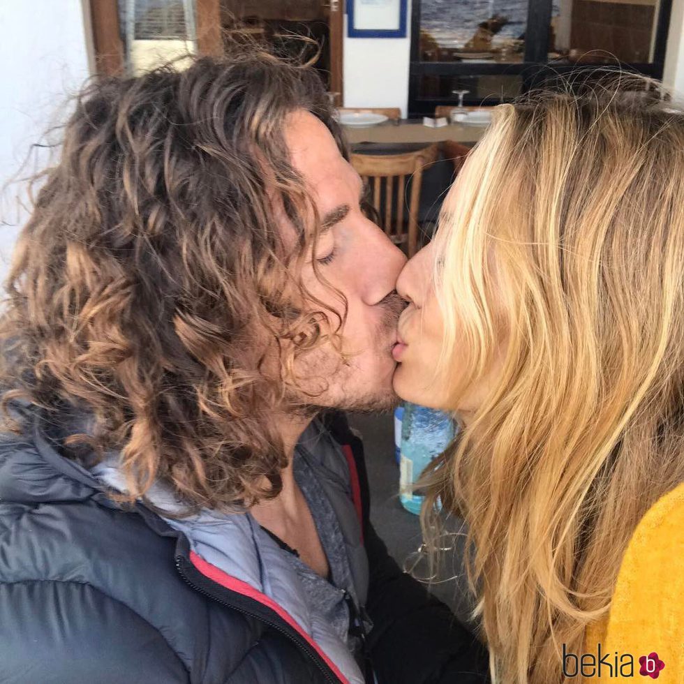 Carles Puyol y Vanesa Lorenzo besándose