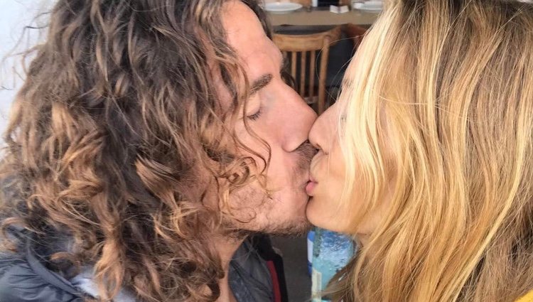 Carles Puyol y Vanesa Lorenzo besándose