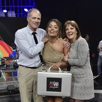 Alyson Eckmann posando con sus padres y el maletín en la final de 'GHVIP5'