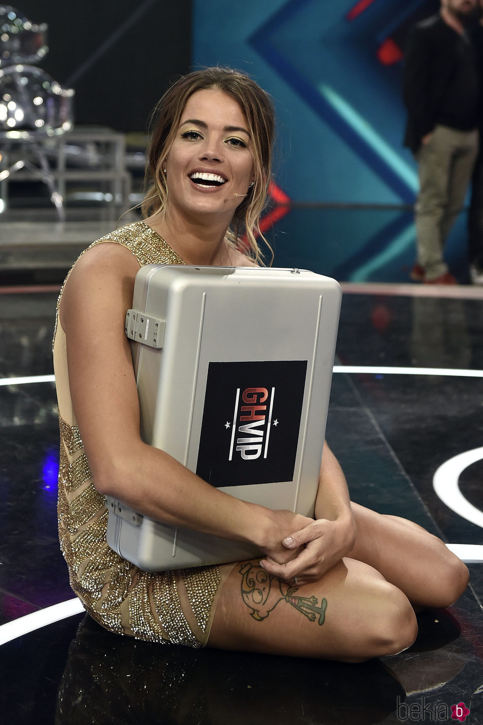 Alyson Eckmann posando con el maletín en la final de 'GHVIP5'