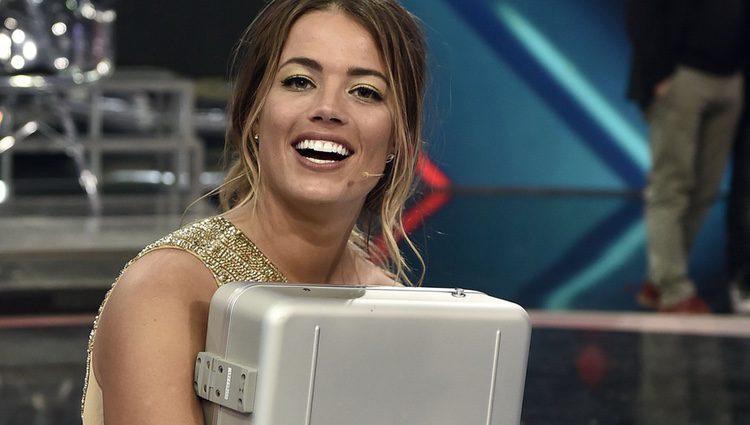 Alyson Eckmann posando con el maletín en la final de 'GHVIP5'