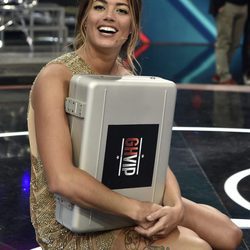 Alyson Eckmann posando con el maletín en la final de 'GHVIP5'