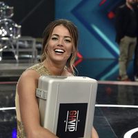 Alyson Eckmann posando con el maletín en la final de 'GHVIP5'