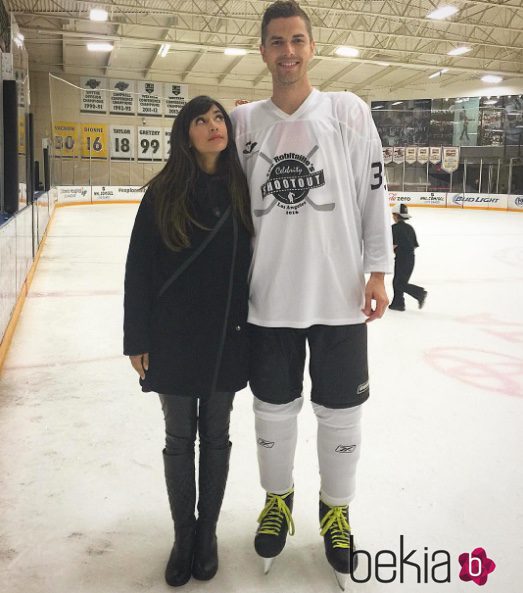 Hannah Simone junto a Jesse Giddings