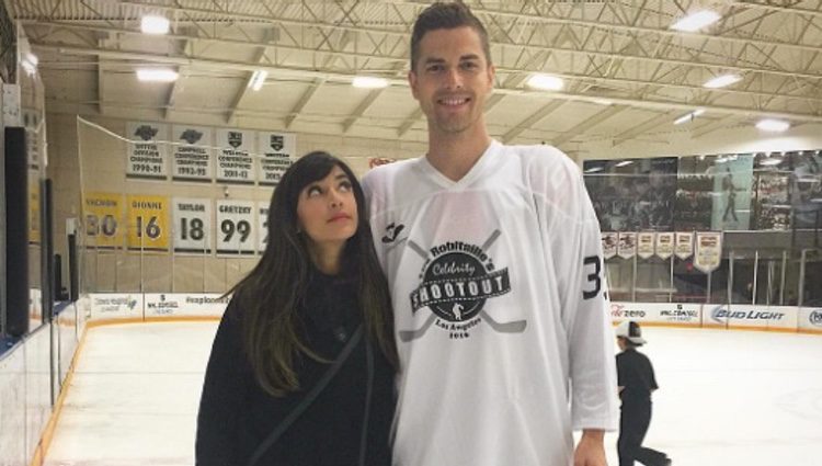 Hannah Simone junto a Jesse Giddings