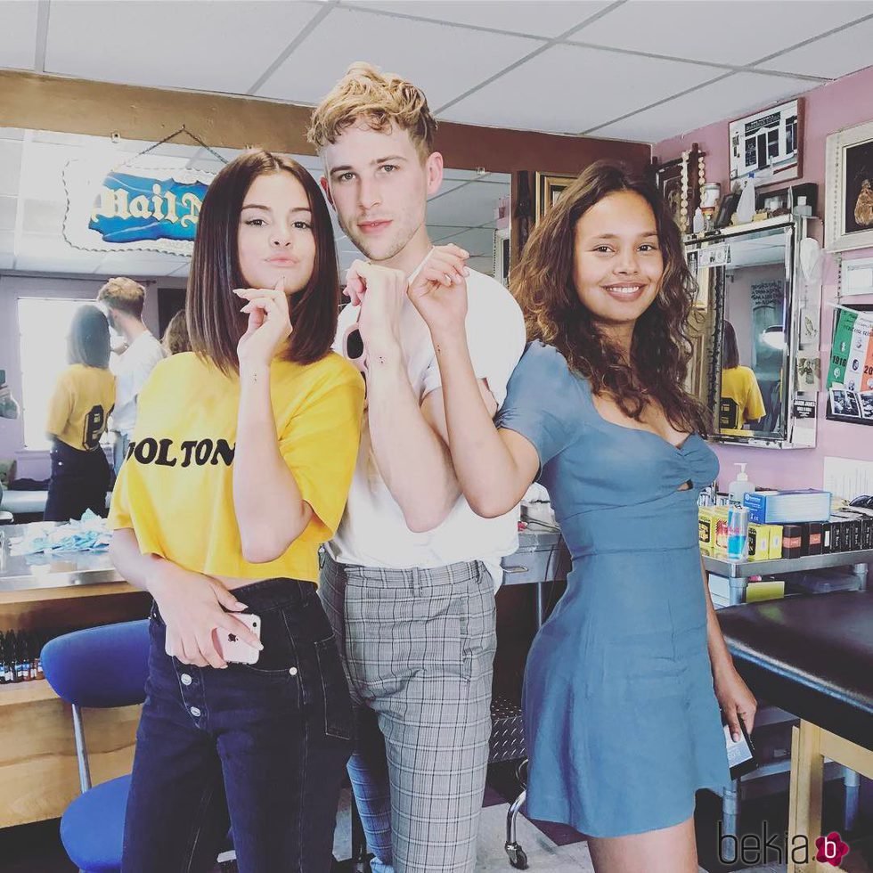 Selena Gomez, Tommy Dorfman y Alisha Boe enseñan sus tatuajes contra el bullying