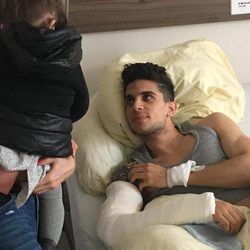 Melissa Jiménez y Gala visitando a Marc Bartra en el hospital